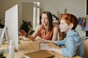 Aj deti sú online a môžu byť v ohrození, foto: J. M. Cameron, pexels