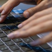 Prsty na klávesnici, surfovanie na internete, ilustračná snímka foto: pexels