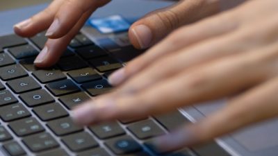 Prsty na klávesnici, surfovanie na internete, ilustračná snímka foto: pexels