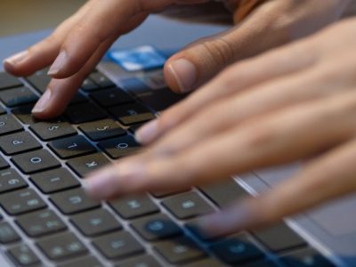Prsty na klávesnici, surfovanie na internete, ilustračná snímka foto: pexels