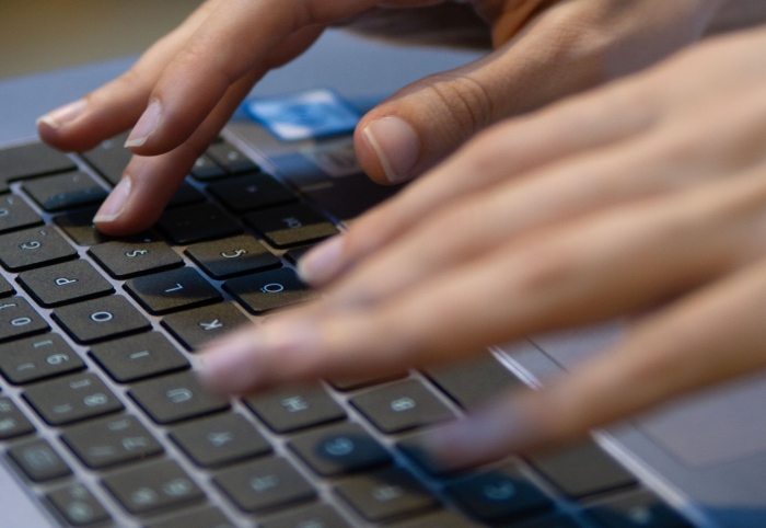 Prsty na klávesnici, surfovanie na internete, ilustračná snímka foto: pexels