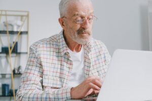 Senior pri počítači, foto: pexels