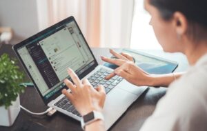 žena online na internete na počítači